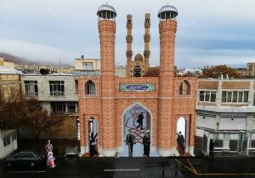 آغاز اجرای سردرب کوچه سید علی حکیم، بعد از انتقال ایستگاه های برق و اتوبوس