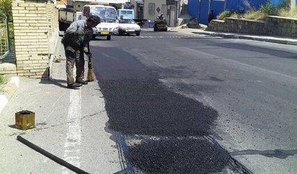 توزیع آسفالت در مسیر گلپارک ضلع شمالی/ توجه ویژه به لکه گیری معابر منطقه