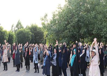 به مناسبت دهه کرامت همایش ورزش صبحگاهی در بوستان بانوان نرگس قزوین برگزار شد