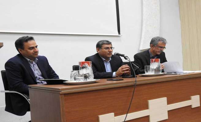 نشست صمیمی معاون محیط زیست طبیعی سازمان محیط زیست با کارکنان  محیط زیست کرمانشاه