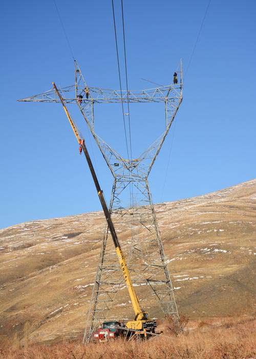 دکل‌های خط 400 کیلوولت نیروگاه شهید مفتح به پست  400 کیلوولت بیستون با طراحی جدید احداث و برقدار شدند