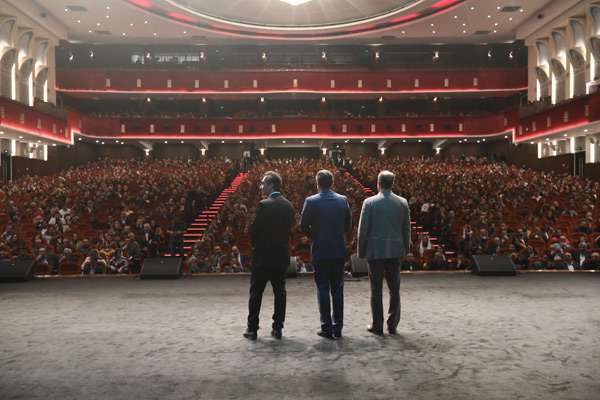 منتخبان جشنواره چهره سال ۹۸ تندیس های خود را دریافت کردند