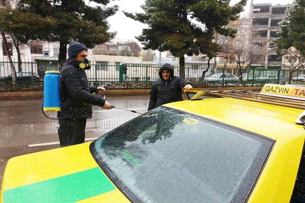 ضد عفونی کردن تاکسی های ناوگان سازمان تاکسیرانی به صورت روزانه انجام می شود