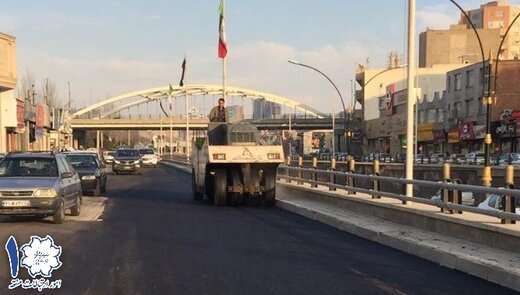 عملیات آسفالت زیره لاین تندرو باند کنار گذر هتل مرمر
