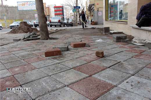 بهسازی پیاده رو خیابان سهند ائل گلی از سوی شهرداری منطقه ۲ تبریز