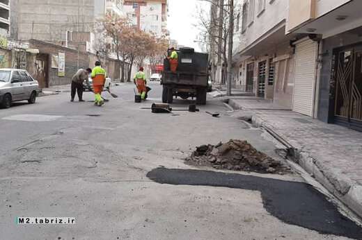 عملیات لکه گیری و چاله زدائی در مسیرهای فرعی ولیعصرجنوبی همچنان در حال اجرا است