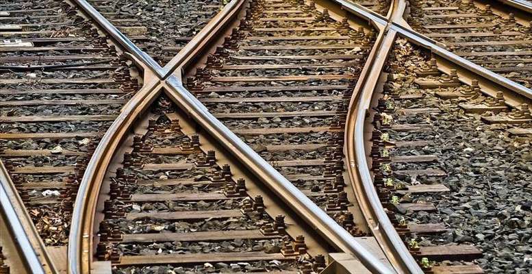 قطار ایرانی روی ریل‌های ساخت داخل / "جهش تولید" وابستگی تجهیزات ریلی را از بین می‌برد