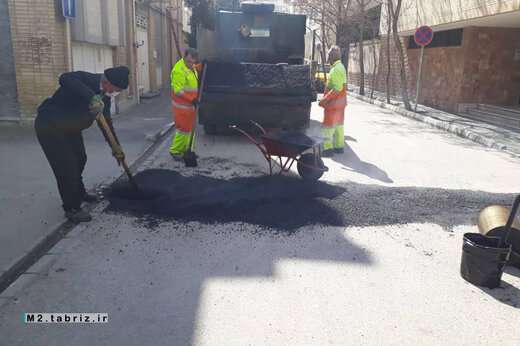 انجام لکه گیری آسفالت در ۳ مسیر زعفرانیه