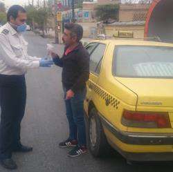 توزیع دستکش و ماسک بین رانندگان تاکسی درون شهری