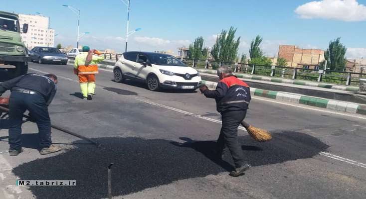 لکه گیری آسفالت در دو مسیر تحت پوشش شهرداری منطقه ۲ تبریز