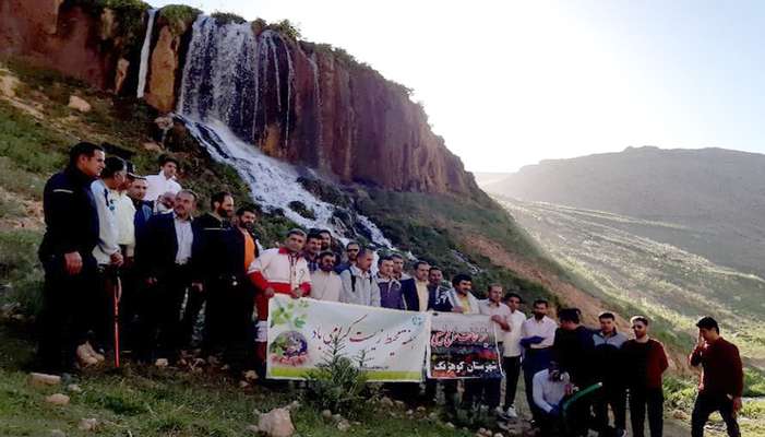 کوه‌پیمایی مسئولان و دوستداران طبیعت به مناسبت هفته محیط زیست در چهارمحال و بختیاری