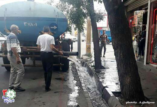 شستشو و لایروبی آبروهای خیابان آزادی حد فاصل چهارراه لاله تا ابوریحان