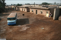 به دلیل نزدیکی به کارخانه سیمان آبیک نیازمند ایستگاه سنجش آلودگی هوا هستیم