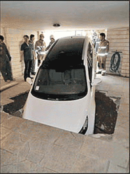 نشت آب و فروکش کردن پارکینگ مجتمع مسکونی