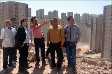 متقاضیان از مسکن مهر پردیس بازدید کردند/ اعلام رضایت از فعال بودن پروژه‌ها/ توضیحات معین ویژه پردیس