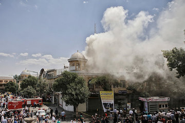 آخرین وضعیت آتش‌سوزی حریم بناهای تاریخی میدان امام خمینی(ره) همدان/ بافت تاریخی میدان امام آسیب ندید