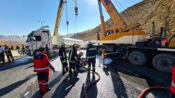 حضور ایثارگرانه آتش نشانان شیرازی در حادثه واژگونی تانکر ۳۰هزار لیتری