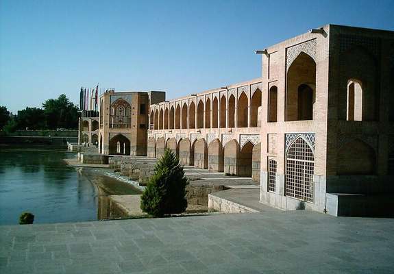  دهن‌کجی بناهای غیرقانونی به پل خواجو