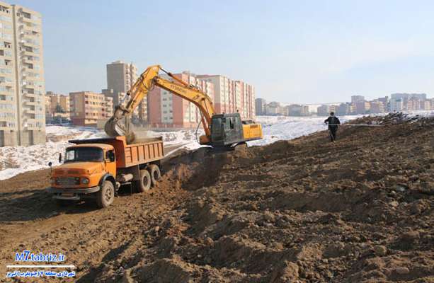تسطیح پارک مهر ولایت در برف و سرما ادامه دارد