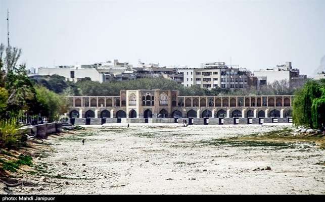 پیامدهای خطرناک خشک شدن زاینده‌رود و تالاب گاوخونی / کانون‌های ‌گرد و غبار و ‌طوفان‌های ‌سرخ در اصفهان فعال شد