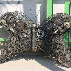 نصب المان پروانه‌ها با موضوع مقابله با آلودگی هوا