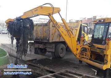 انجام عملیات لایروبی و پاکسازی کانال‌ها در ۱۴ مسیر جنوب غرب تبریز