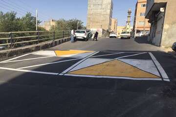 نصب علائم ترافیکی و اجرای سرعتکاه در سربالایی مسیر چشم‌انداز خیابان عباسی