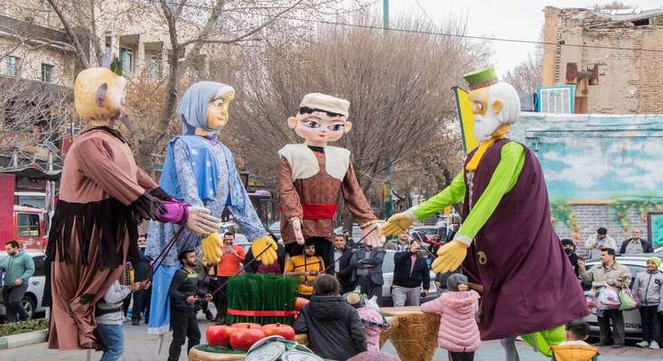 عروسک‌های غول پیکر مژده بهار می‌دهند