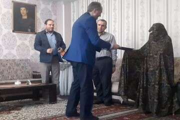 تجلیل شهردار منطقه ۵ از خانواده شهید علی‌اکبر رهبری