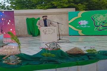 تجلیل از نخبه قرآنی در جشن میلاد امام هشتم شیعیان