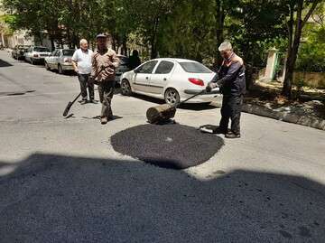 ۷ تن آسفالت برای لکه گیری معابر در راستای طرح "نگهداشت شهری" توسط شهرداری ناحیه ۱ منطقه ۲