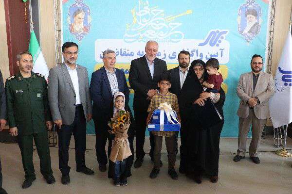 اهدای قرارداد واگذاری زمین به سه خانواده مشمول طرح جوانی جمعیت در پرند