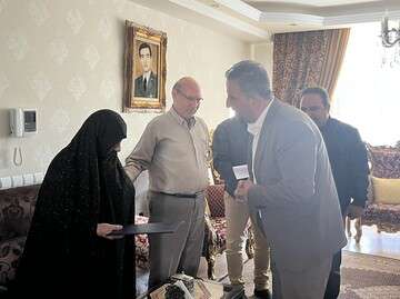 دیدار مدیران شهرداری منطقه ۲ با خانواده شهید والامقام «سیاوش قره باغی»