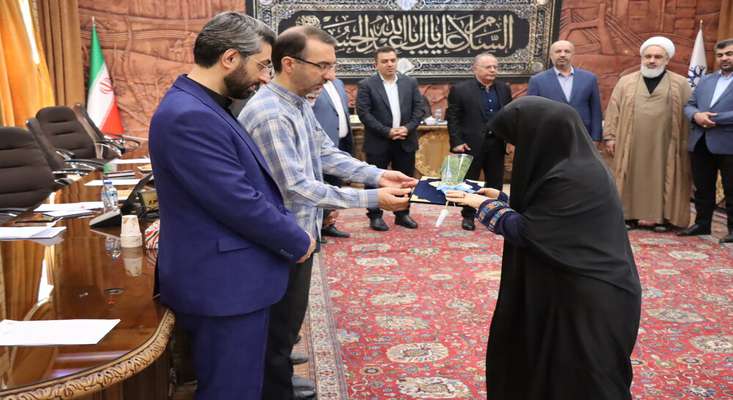 تجلیل شهردار و اعضای شورای اسلامی شهر از خبرنگاران فعال در جلسات علنی شورا