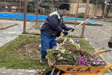 ادامه آماده‌سازی بستر گل‌کاری‌های سطح حوزه شهرداری منطقه ۱۰