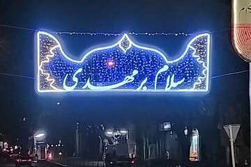 نصب سازه‌های نوری نیمه شعبان در خیابان امام خمینی(ره)