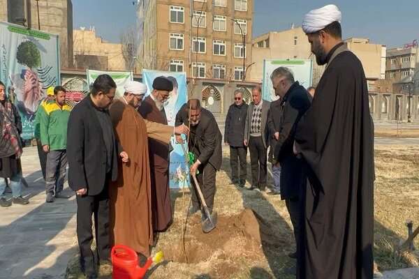 غرس نهال توسط نماینده محترم ولی فقیه در آذربایجان شرقی