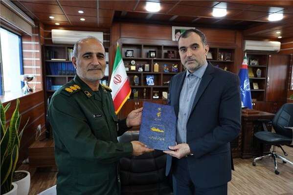 تقدیر فرمانده نیروی دریایی سپاه پاسداران انقلاب اسلامی از مدیر کل بنادر و دریانوردی امیرآباد