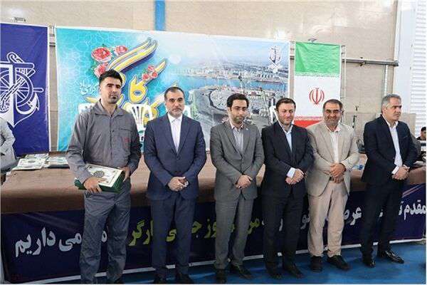 تجلیل از ۱۱۰ نفر از کارگران نمونه اداره کل بنادر و دریانوردی امیرآباد