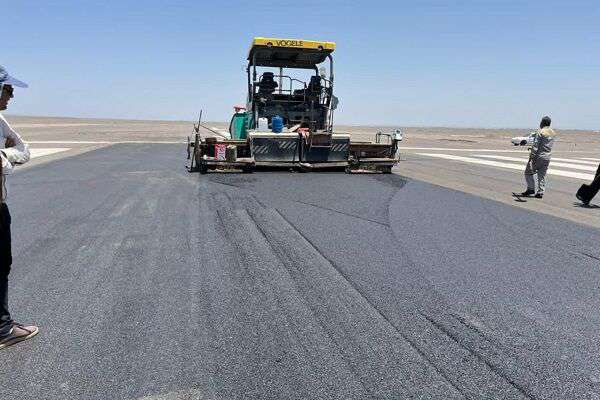 احداث دیوار ۱۰ کیلومتری بتنی در دمای ۴۸ درجه در فرودگاه بم