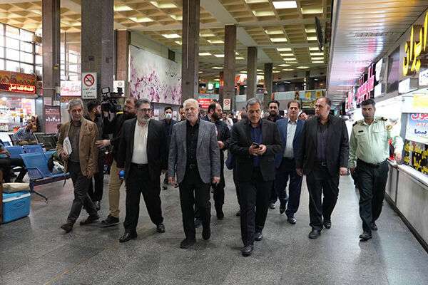 بازدید معاون حمل‌ونقل وزیر راه و شهرسازی از نحوه خدمات‌رسانی به زوار اربعین در پایانه غرب تهران