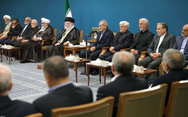 دیدار وزیر راه و شهرسازی و دیگر اعضای هیئت دولت با رهبر معظم انقلاب