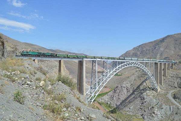 رشد ۸۰ درصدی میزان حمل‌ونقل بین‌المللی بار در راه‌آهن آذربایجان