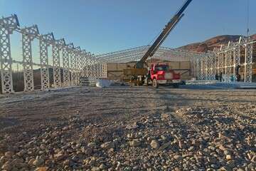 نصب ستون‌های پروژه ۲۶۰ میلیارد ریالی سالن ورزشی ربع رشیدی