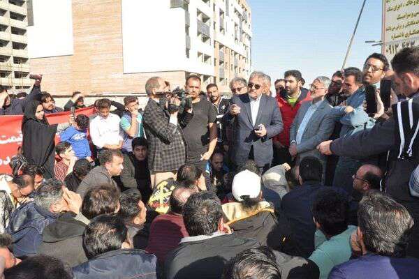 پاسخگویی چهره به چهره مدیرعامل سازمان ملی زمین و مسکن به متقاضیان طرح نهضت ملی مسکن در کاشان