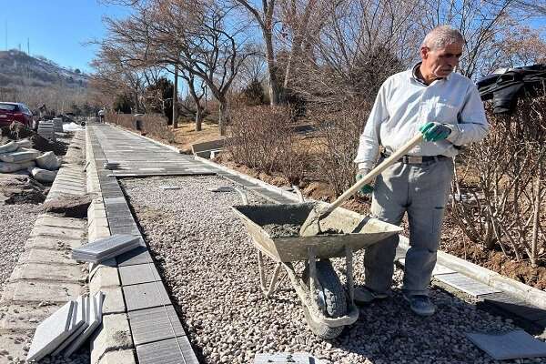 تداوم بهسازی پیاده‌روها و جداول ضلع شرقی مجموعه ائل‌گولی