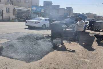 اجرای عملیات لکه‌گیری با توزیع آسفالت در مسیر خیابان عباسی کوی شهید بهشتی