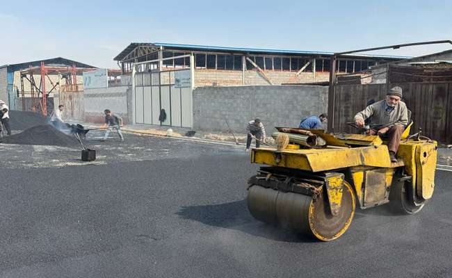 پیشرفت ۶۰ درصدی عملیات آسفالت ریزی کوی صنعتی اکبرزاده