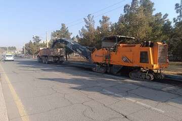 آسفالت تراشی و ساماندهی حدفاصل میدان معلم تا تقاطع خیابان رضوان در شهرک ارم آغاز شد