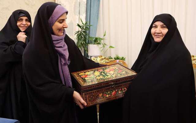 دیدار وزیر راه و شهرسازی با خانواده شهید سردار شوشتری 